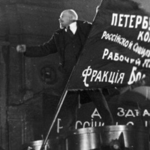 FILM: OKTOBER - REVOLUSJON UNDER EN KRIG